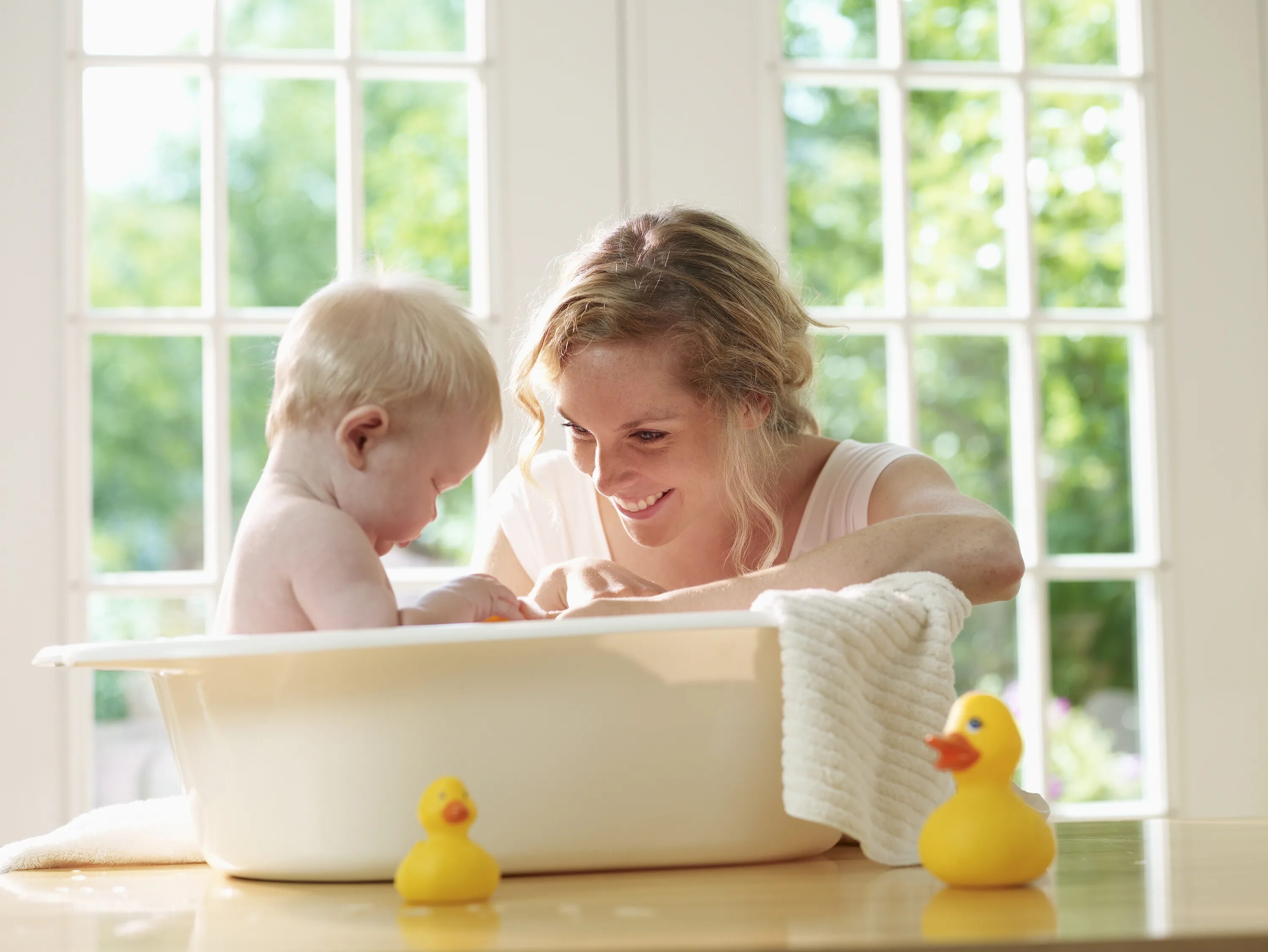 Child bath. Мама купает ребенка. Мать купает ребенка. Малыш купается. Мама моет ребенка.