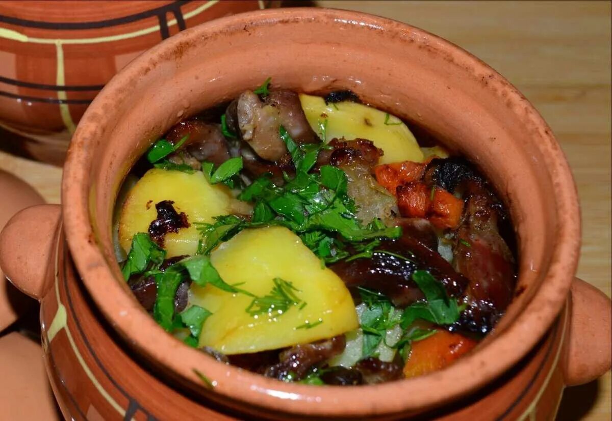 Овощи тушеные с грибами. Мясо в горшочках. Грибы с овощами в горшочке рецепт. Жаркое в горшочках. Грибы с овощами в горшочке рецепт.