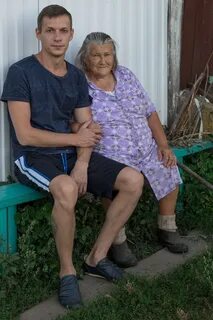 Внучки отправились навестить бабушку в деревне