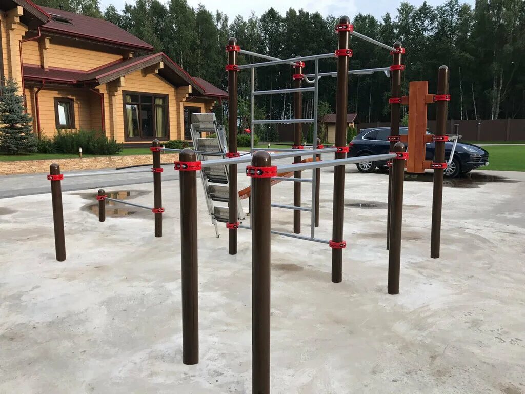Спорт площадка дома. Спортивная площадка во дворе. Спортивный уголок на участке. Спортивная площадка для дачи. Детские площадки.