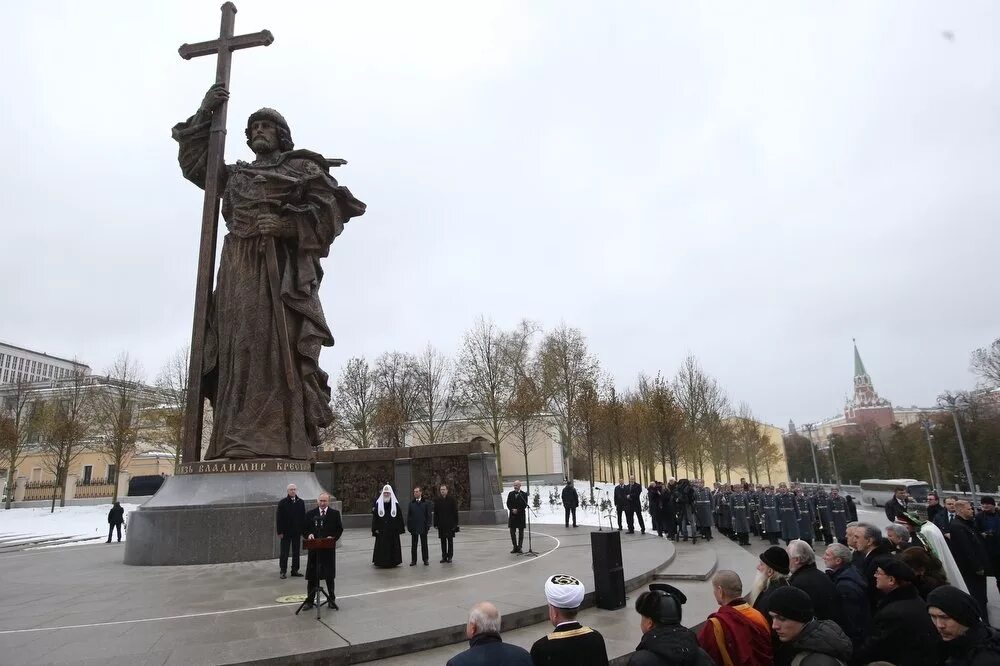 Красная площадь памятник владимиру. Красная площадь памятник владимиру. Памятник князю владимиру в москве на боровицкой площади. Красная площадь памятник владимиру. Красная площадь памятник владимиру.