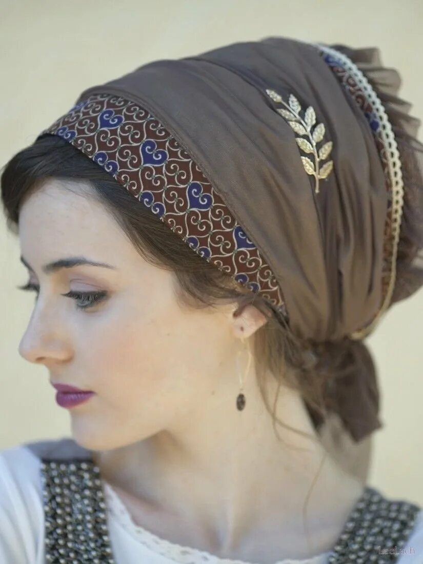 Тутинисо аллаева таджикистан. Платки на голову для женщин. Голове таджички. Узбекская мадонна пенсон. Узбекские женщины.