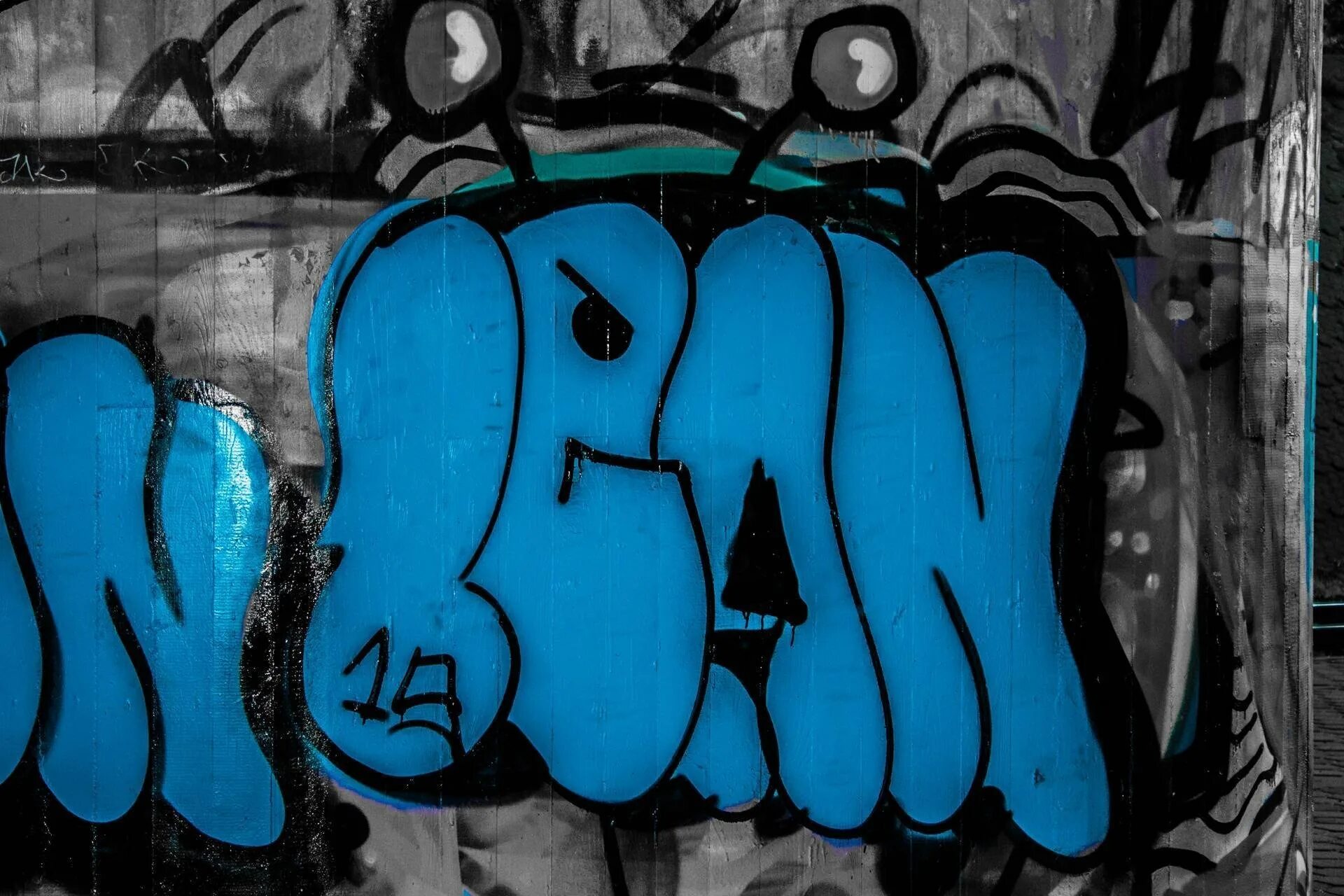 Граффити на синем фоне. Граффити голубой. Абстракция надписи. Обои граффити. Граффити синим цветом.
