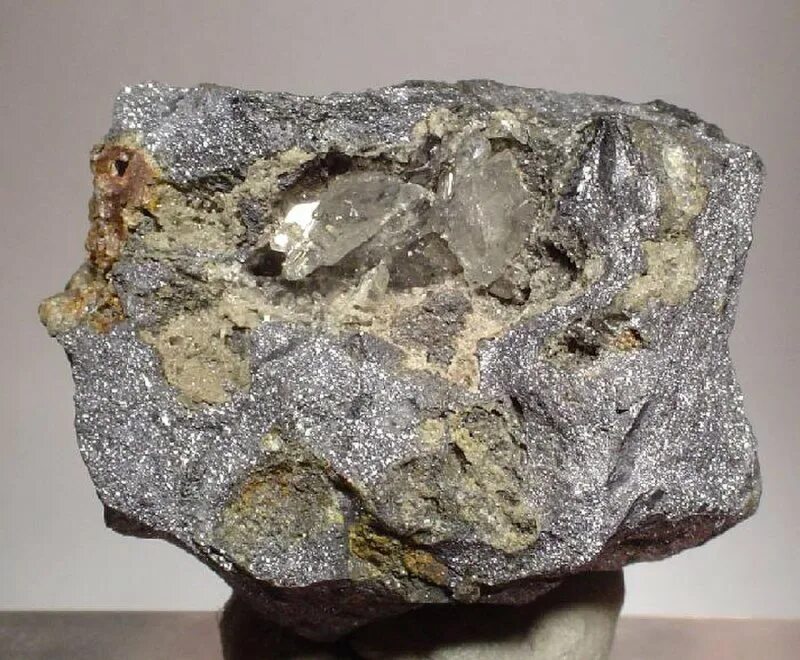 Псиломелан минерал. Сферолиты пирит. Минералы марганца. Галенит минерал.