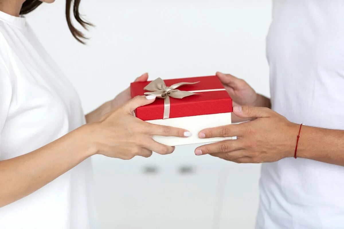 Женщина упаковывает подарок. Упаковать подарок мужчине. Мужская рука дарит подарок. Упаковка подарка для женщины. Можно ли дарить подарок на 40 лет