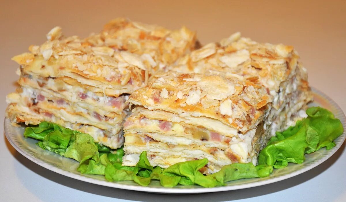 Салат закусочный наполеон с рыбной консервой. Закусочный торт «наполеон» snack cake ". Селедочный торт на вафельных коржах. Салат со слоеным тестом. Закусочный торт с горбушей.