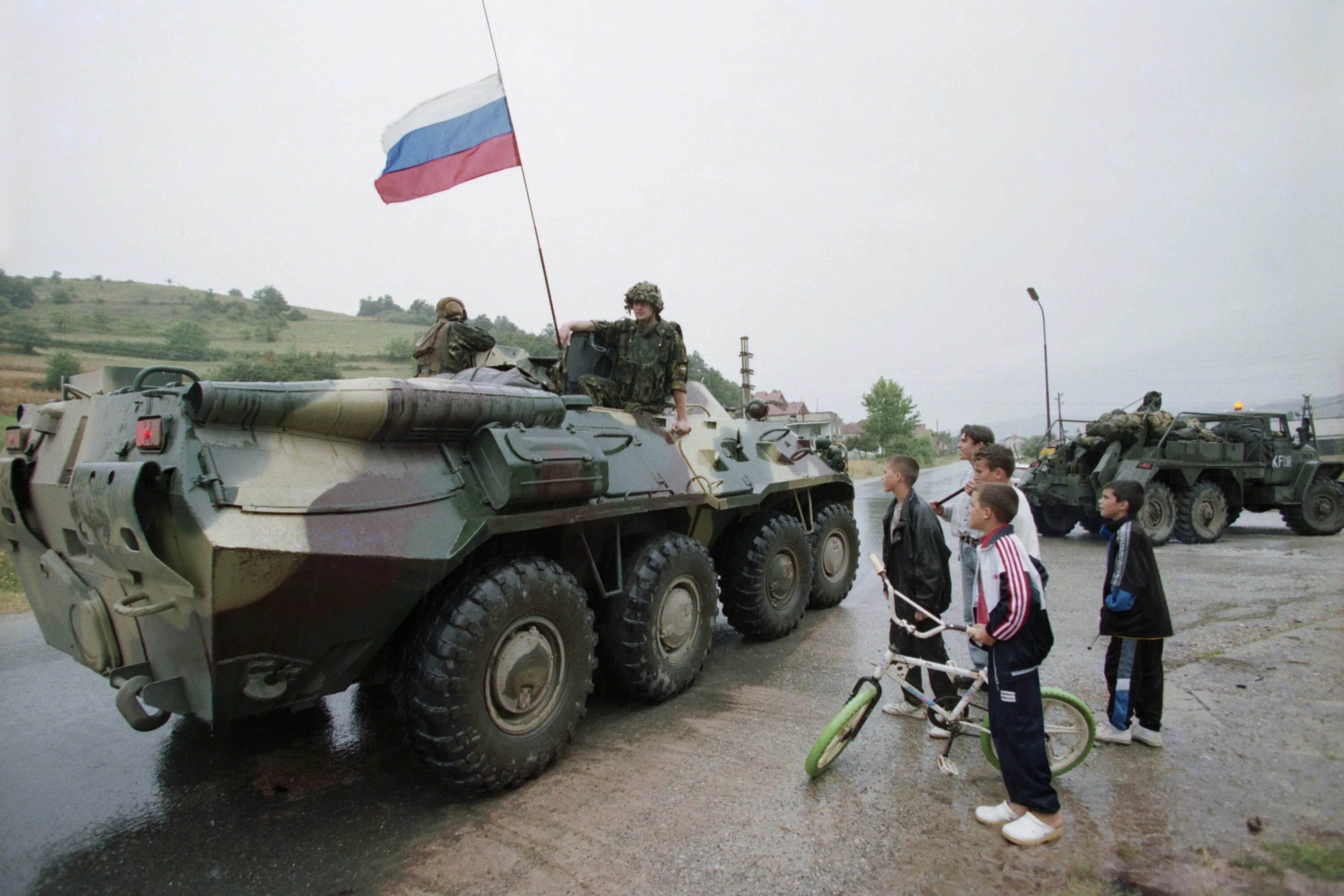 Нато 99 год. Аэропорт "Слатина", 1999. Миротворцы. Бросок в Приштину 1999. Русские в Сербии 1999 Приштина. Миротворцы РФ Косово 1999.