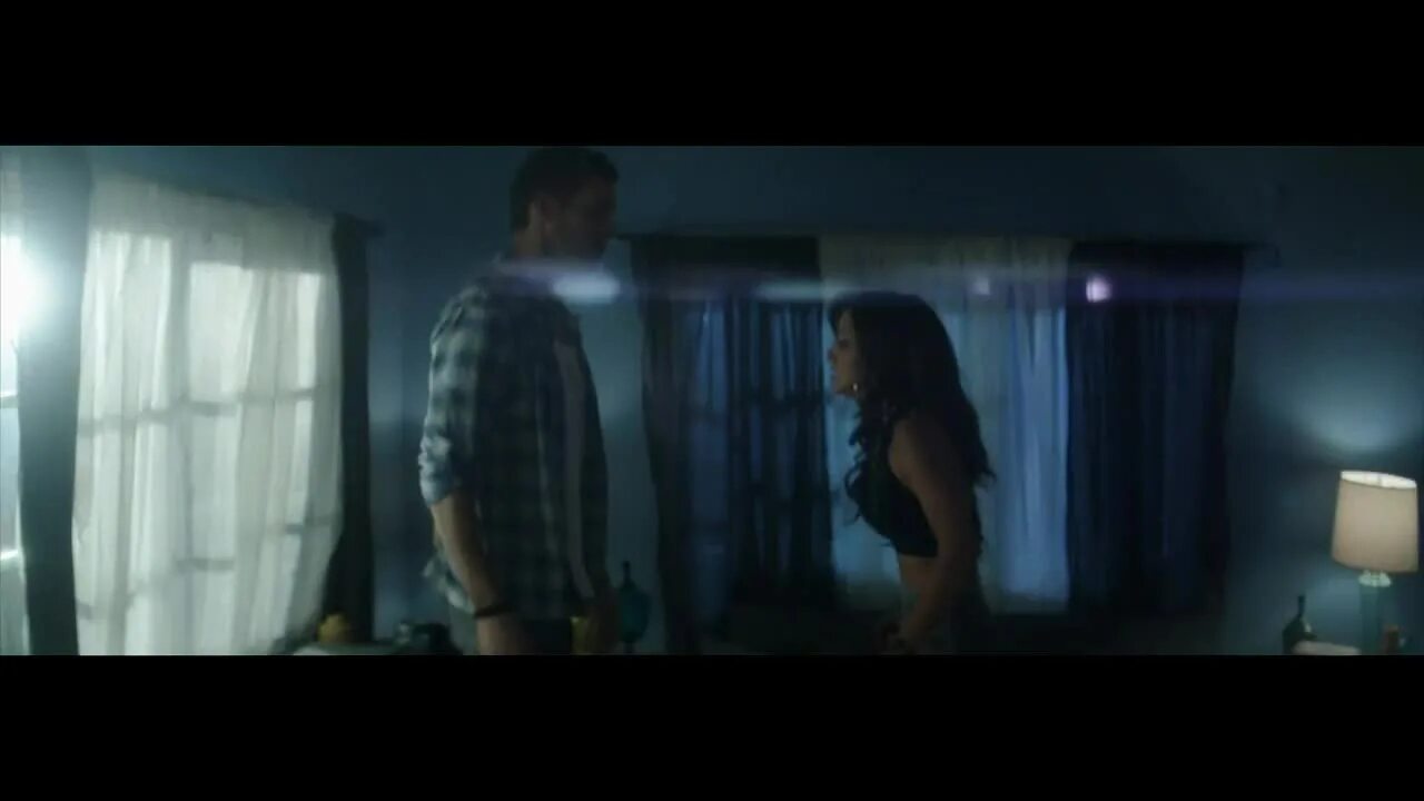 Песня outside calvin. Calvin harris outside ft ellie goulding. outside кельвин харрис. outside ellie goulding. outside calvin harris моменты из клипа мотоцикл.