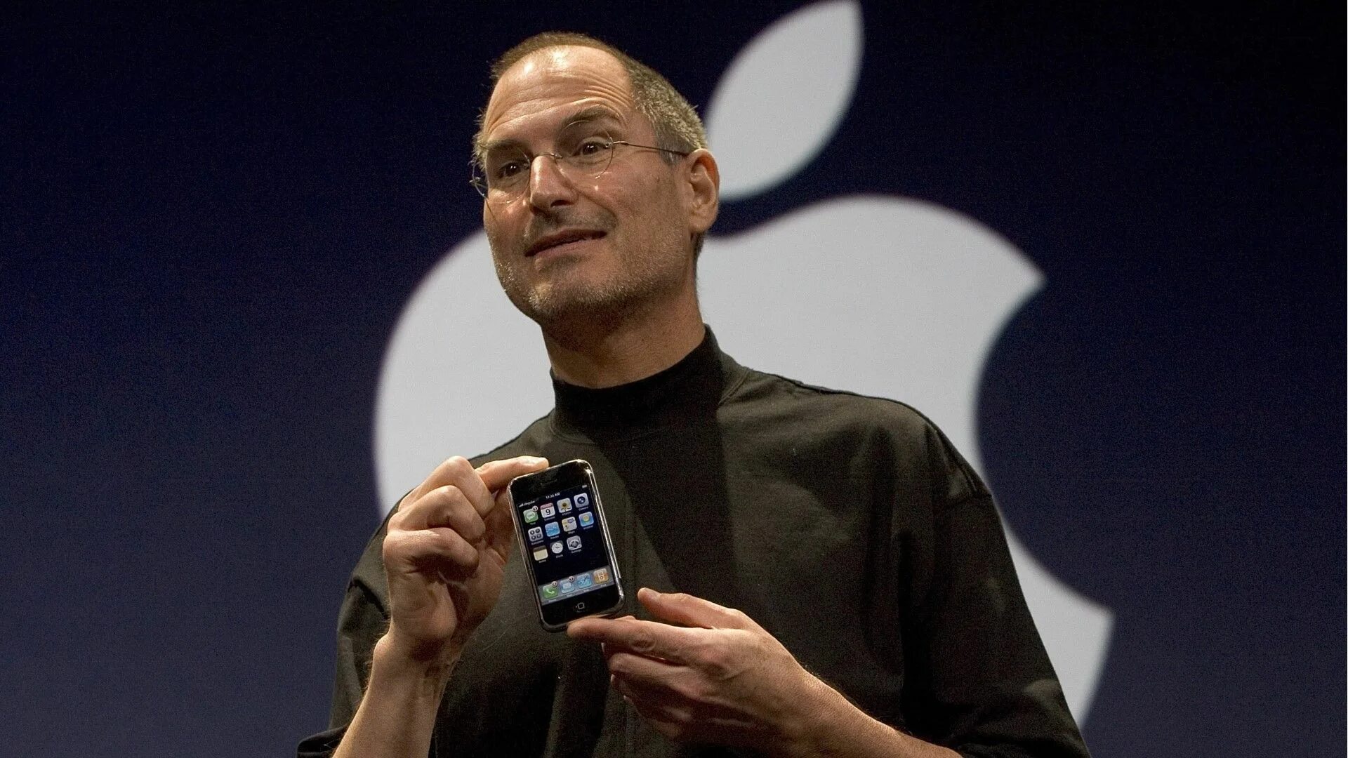 Смартфоны компании apple. Стив джобс первый айфон. apple steve jobs. стив джобс 2007. стив джобс с айфоном.