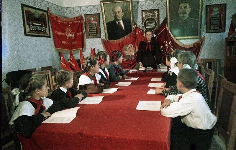 Новости советского союза. Эстетика советского союза. красный уголок ссср. красный уголок советских школ. ссср эстетика пионеры.