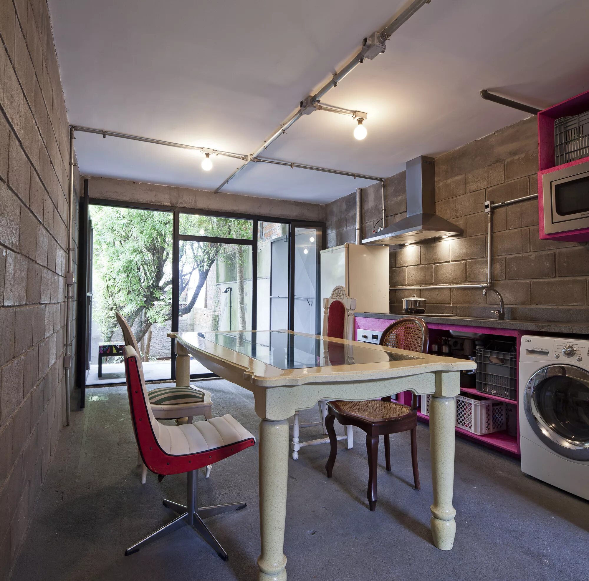 Интерьер летней кухни. Перенести кухню в зал. Кухня в стиле гараж. Сделали кухню в жилой комнате. Квартира в стиле гаража.