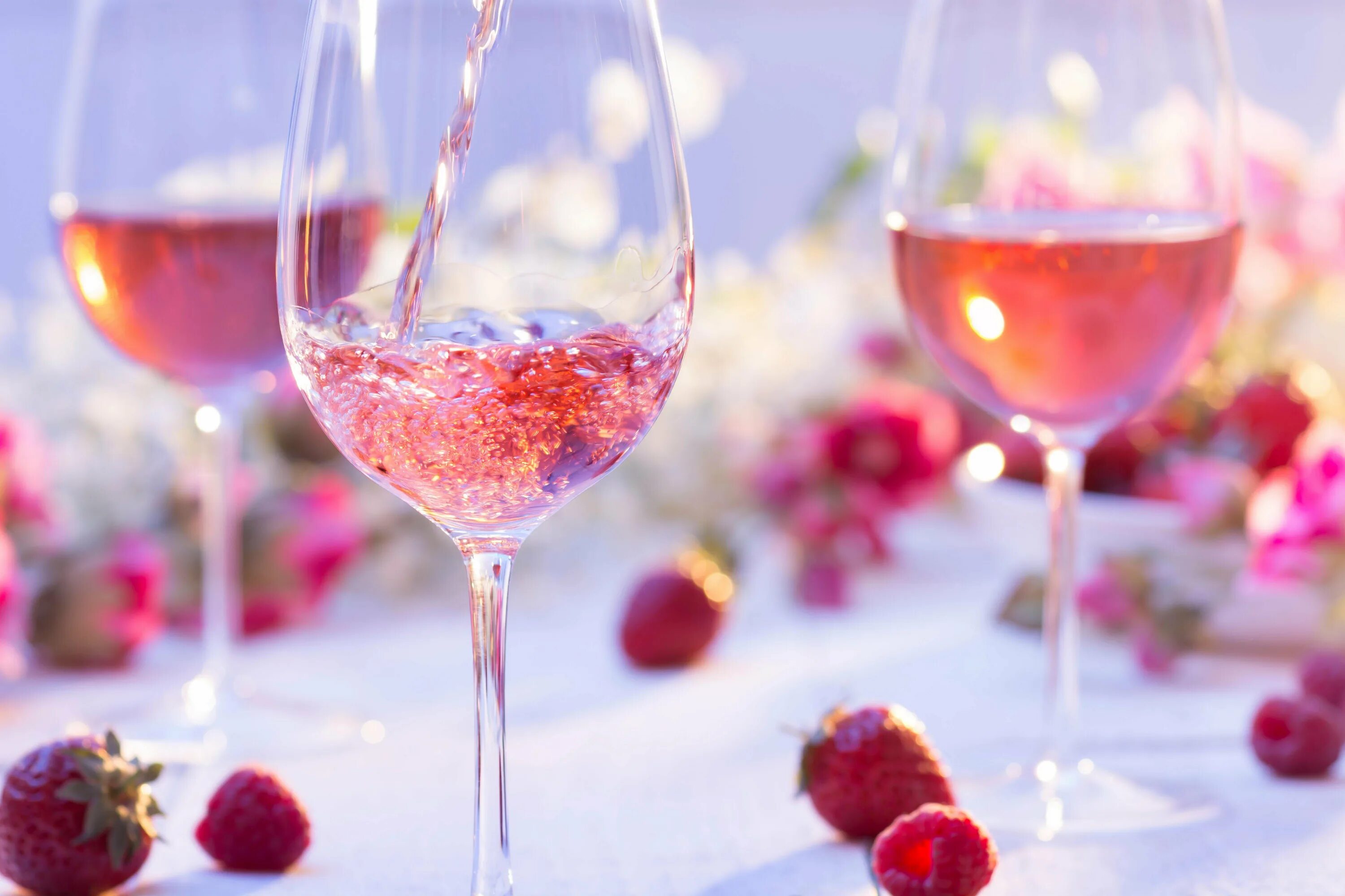 Вкус розового вина. Розовое вино. Бокал розового вина. Розовое вино в бокале. Розовые бокалы.