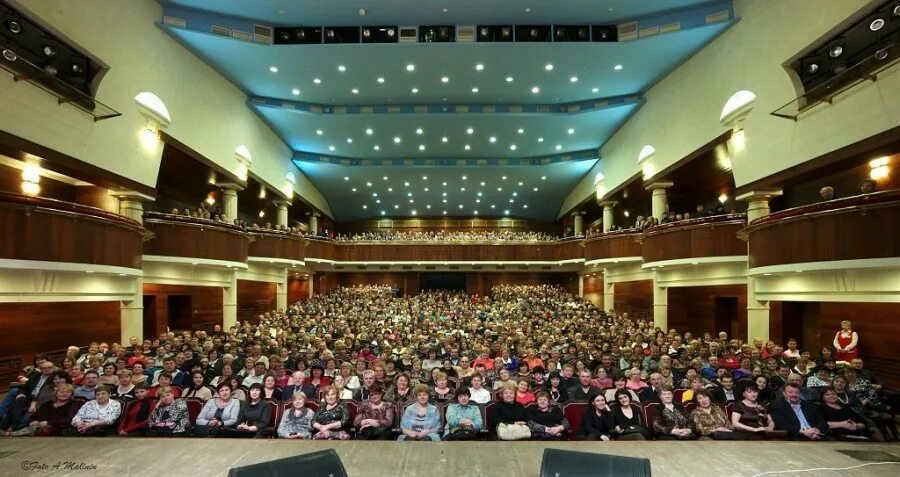 В концертном зале 1 ряд. Тюменская филармония концертный зал. Партер в филармонии Тюмени. Филармония Тюмень зал. Основной зал филармония Тюмень.