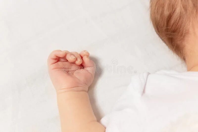 Держать во сне младенца на руках мальчика. Рука новорожденного ребенка. Ребенок лежит на руках. Руки новорожденного ребенка на профиль. Младенец лежит на руках.