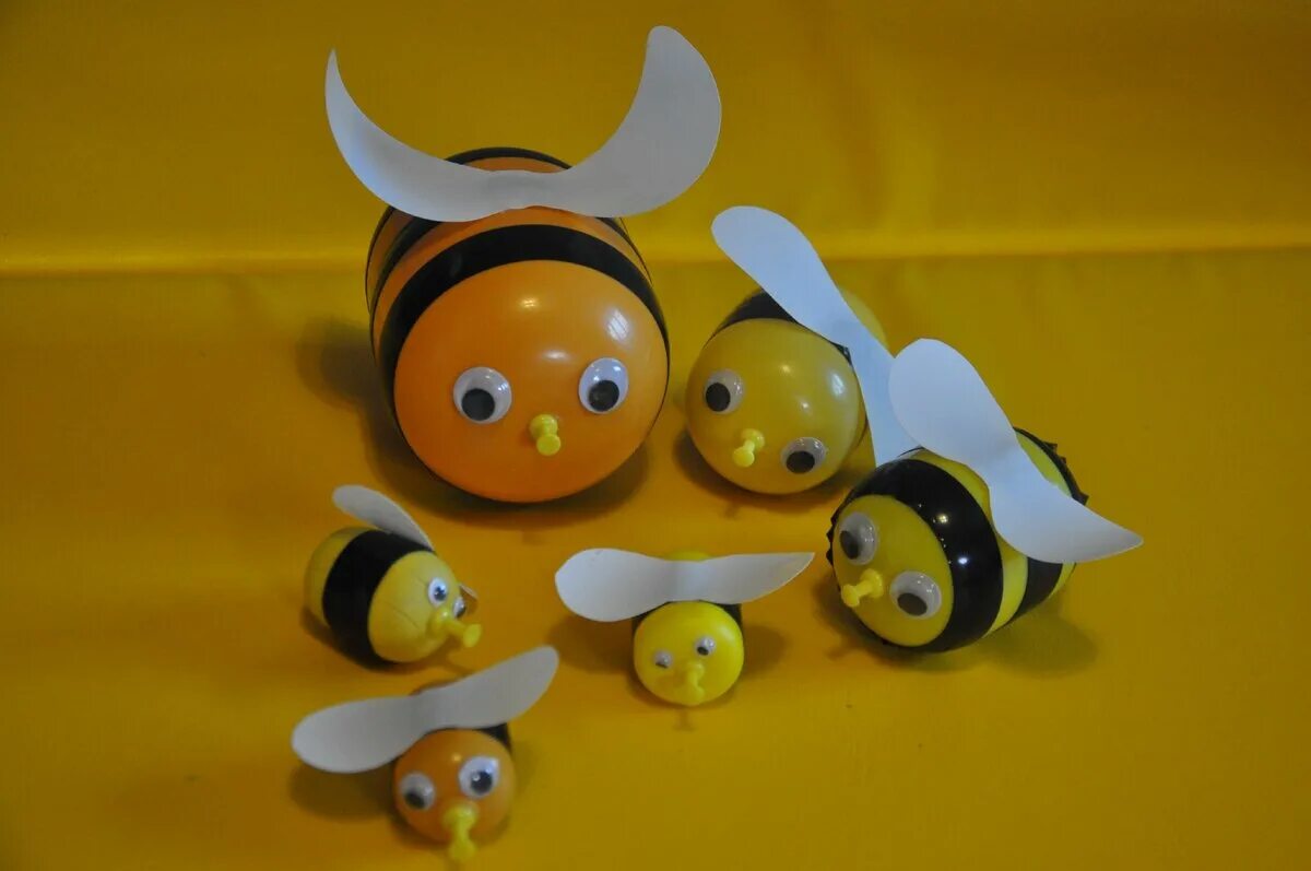 Пчелка из киндера. Поделка пчела из киндера. Поделка пчелки из киндера. Поделка Пчелка из киндера сюрприза. Поделки из Киндер яиц.