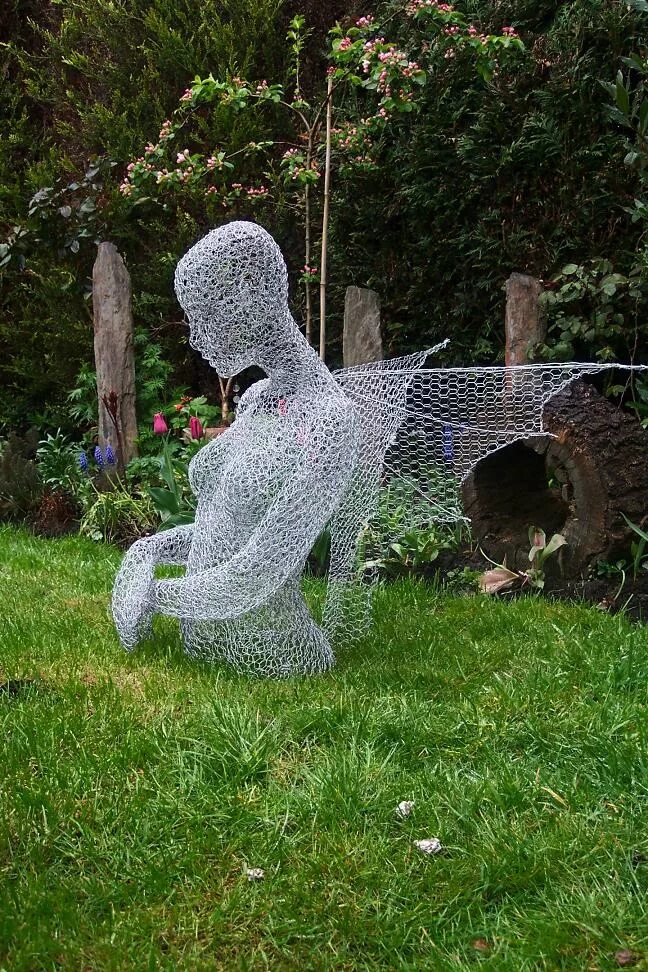 фигуры на сетке. необычные садовые фигуры. арт объекты в парке галицкого краснодар. фигуры из проволоки для сада. большие фигуры для сада.