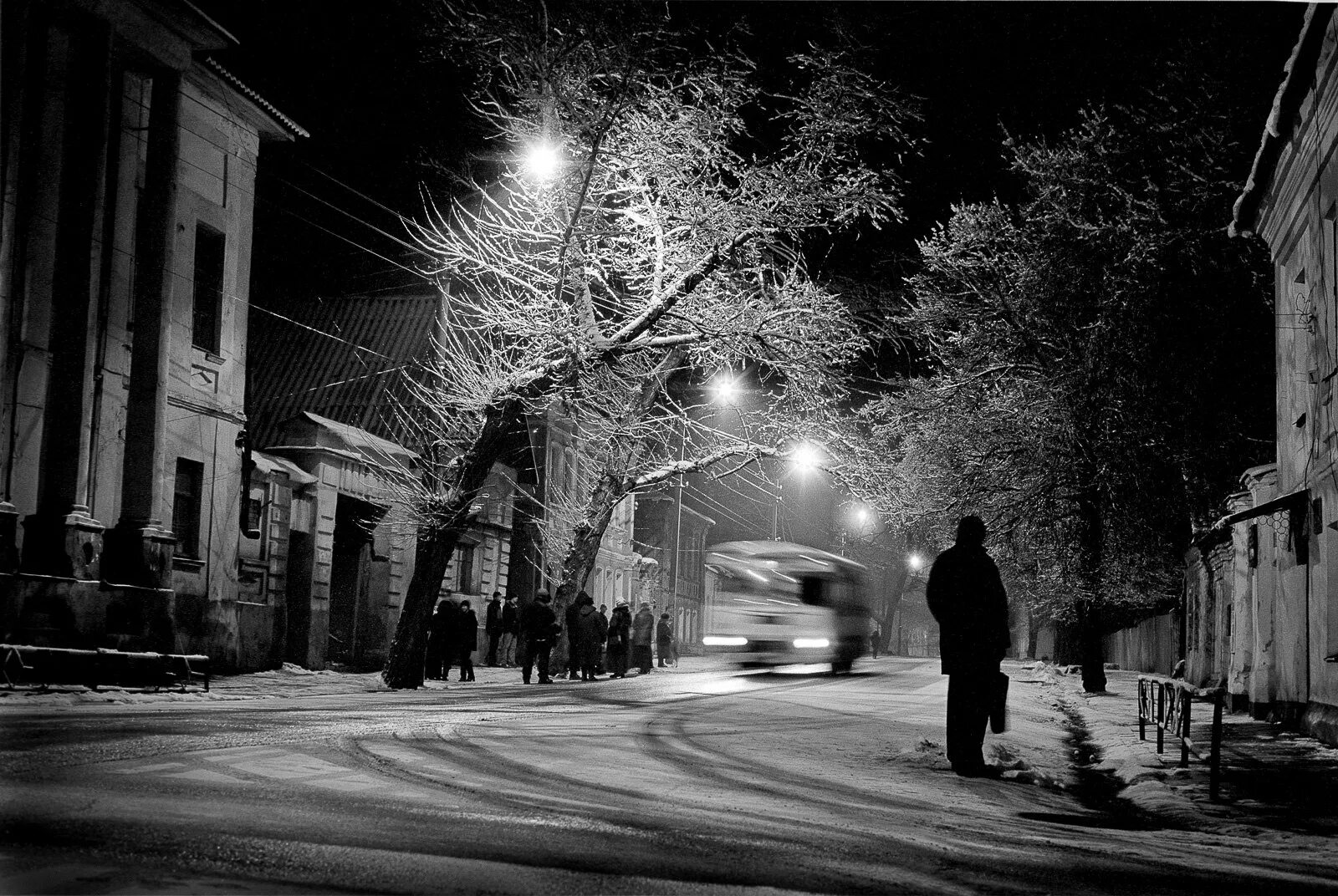 Темная улица зимой. Зимняя улица вечером город тёмная. Ночная улица. Чёрно белый зимний город. Темная улица россии