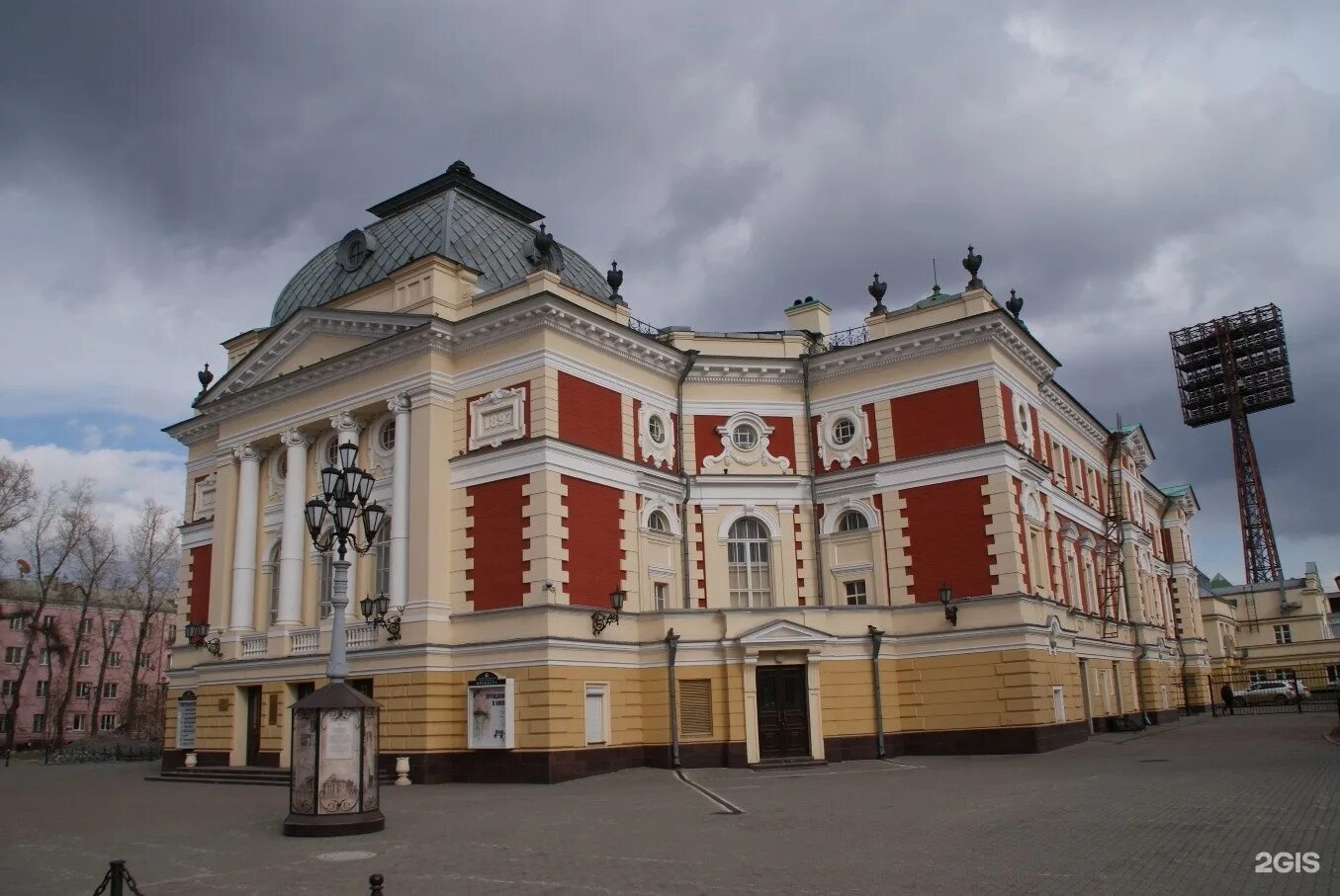 Театр иркутск сегодня. Театр Охлопкова Иркутск. Иркутский Академический драматический театр. Драмтеатр Охлопкова Иркутск. Иркутский Академический драматический театр 19 век.