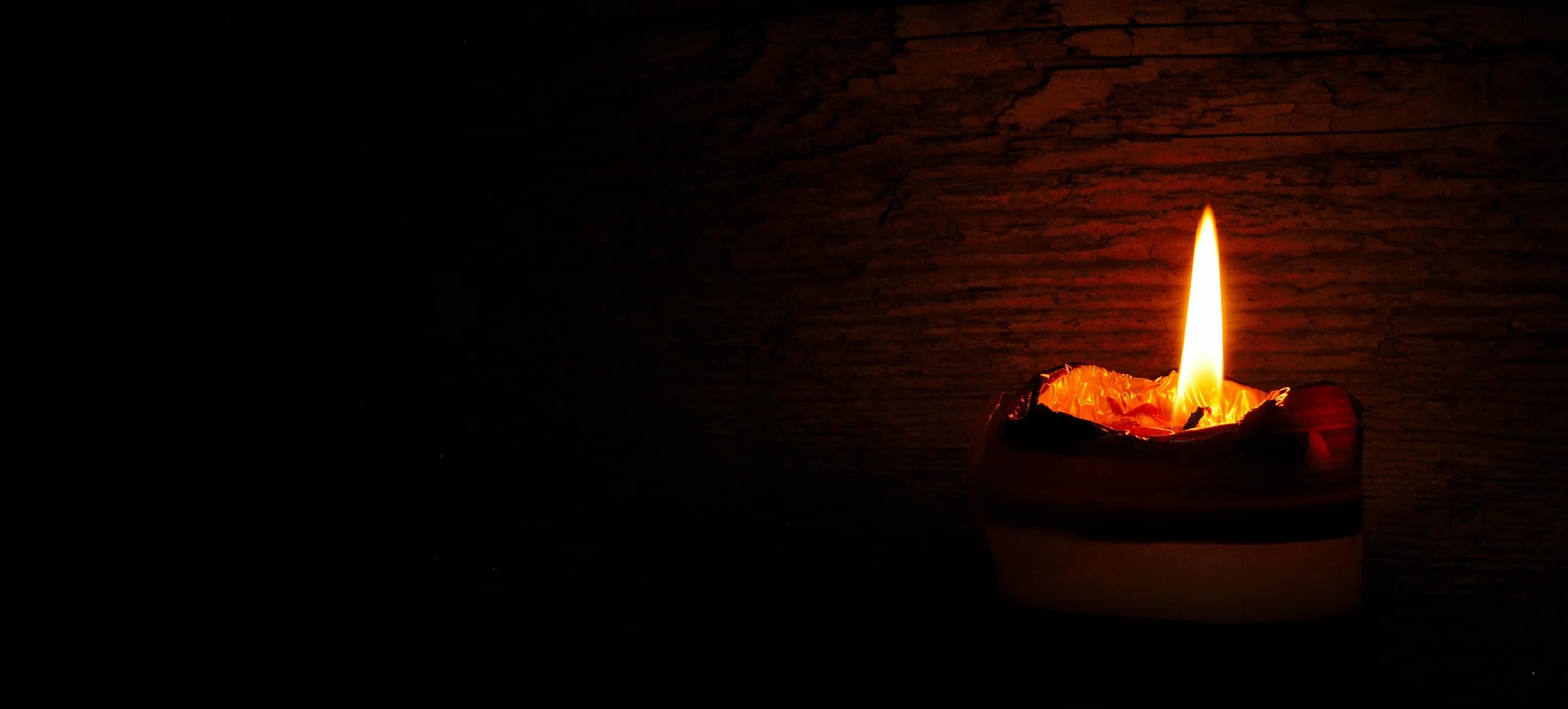 Свечка в углу. Свеча в темноте. Ритуал. Горящая свеча. Свеча в темноте.