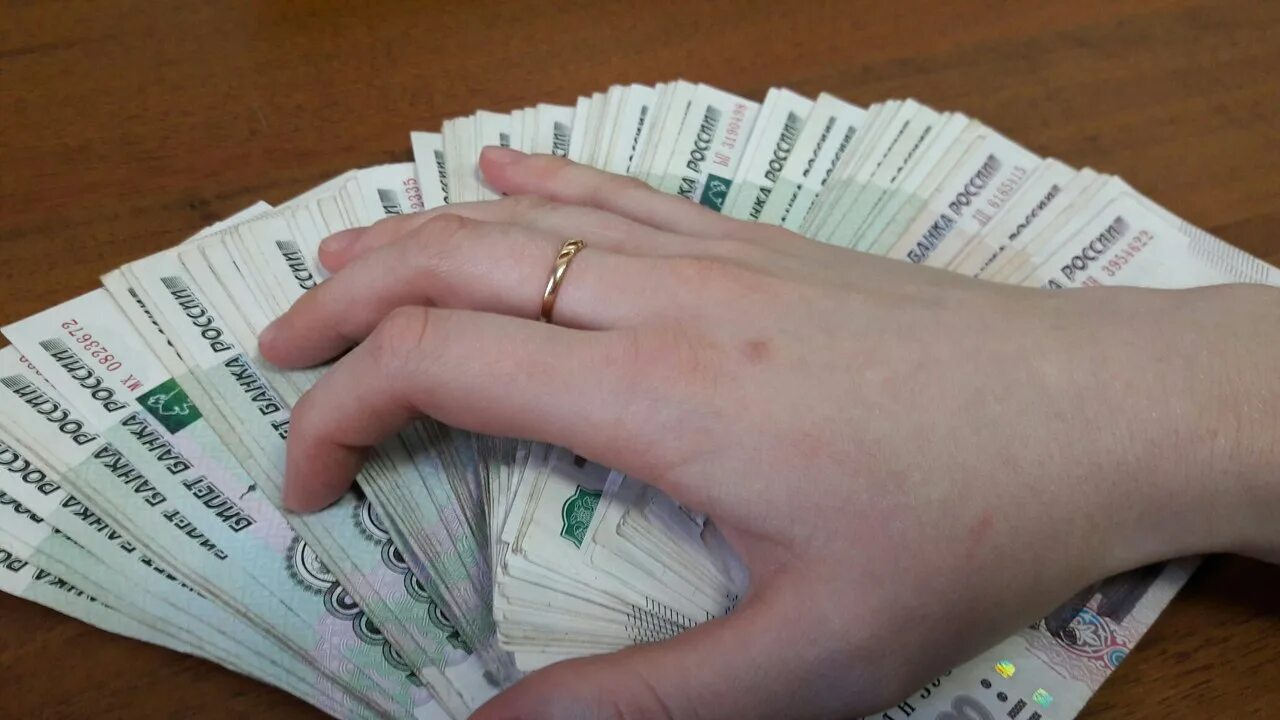 10 тыс рублей. Деньги на столе. Отдала мошенникам 16 миллионов рублей. 3 млн рублей. Денежное фото.