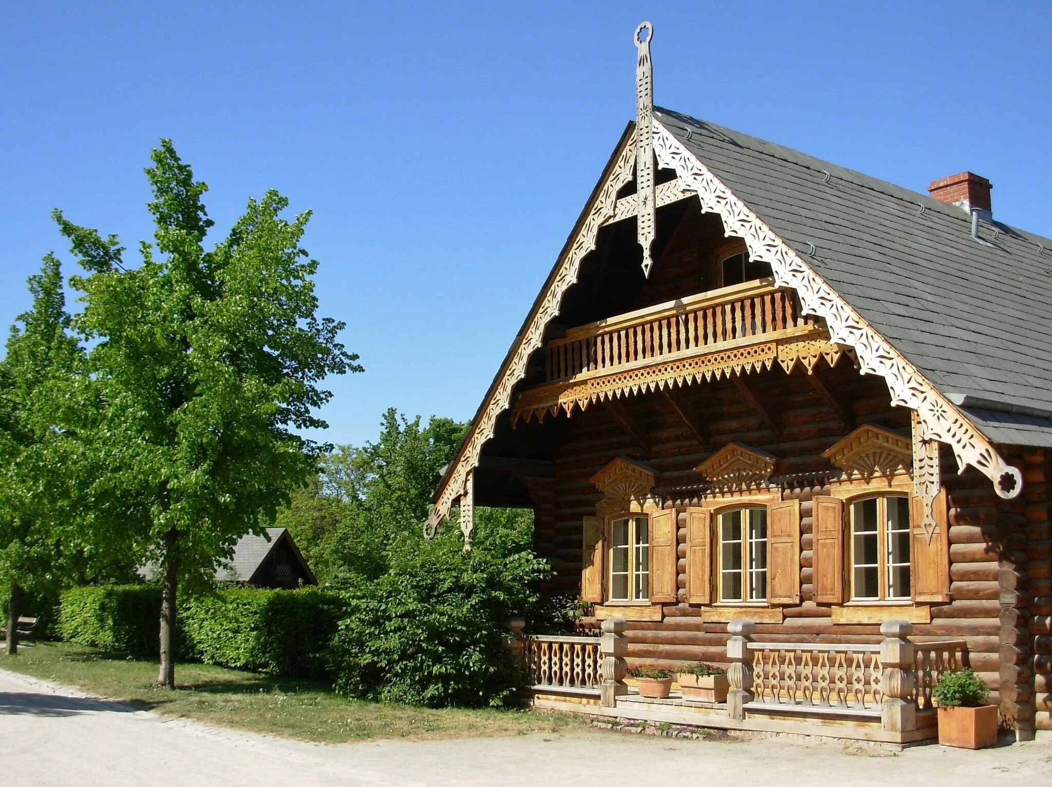 Дом росси. Деревянная изба. Красивый деревенский домик.