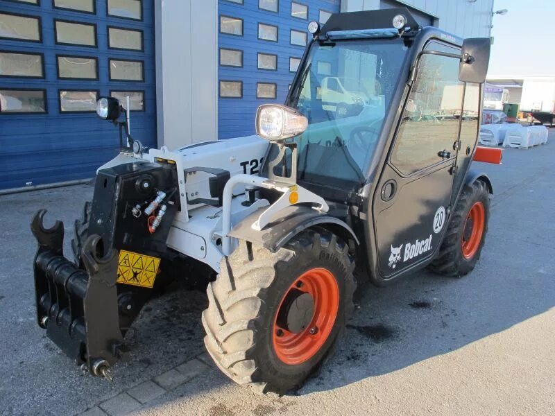 Стекло bobcat. Бобкэт т2250. Погрузчик телескопический Bobcat т2250 qt. Bobcat t3571. Погрузчик телескопический Bobcat t 2250 технические параметры.