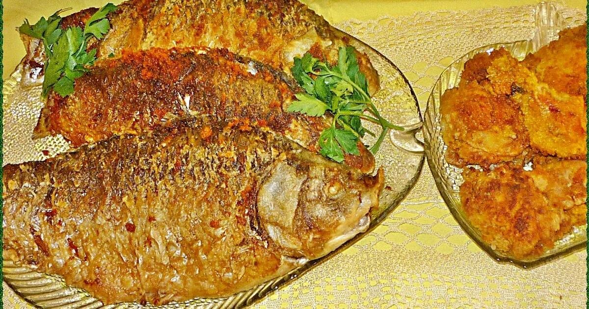 Как пожарить карася на сковороде целиком. Жареный карась. жареный карась на сковороде. фаршированный карась рисом в духовке. карась на сковороде.