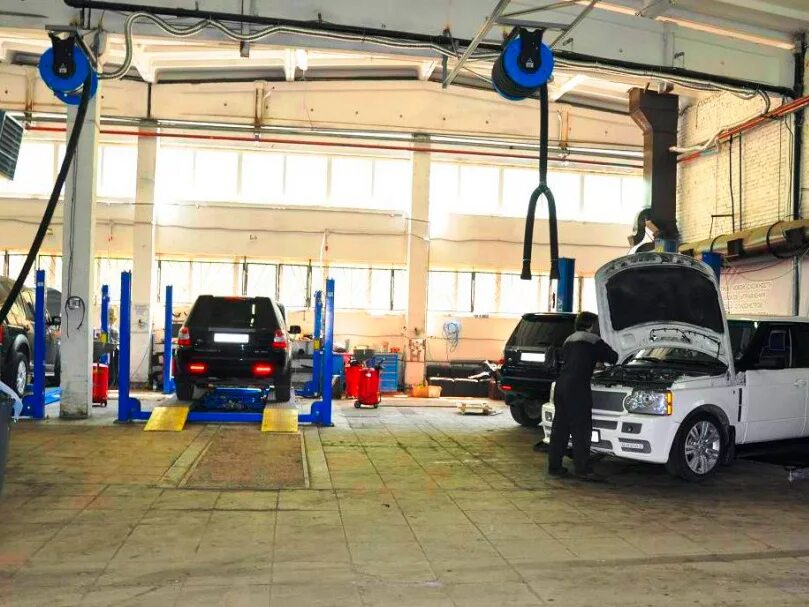 Грузовой автосервис дорохово. Автосервис ленд ровер. Рендж ровер в сервисе. Клубный автосервис шкода. Автосервис ленд.