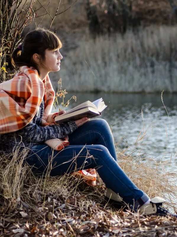 ветер любви. блондинка с книгой. встреча с прошлым наедине читателем. верба вера и мирный миша поздняя любовь. уединение.