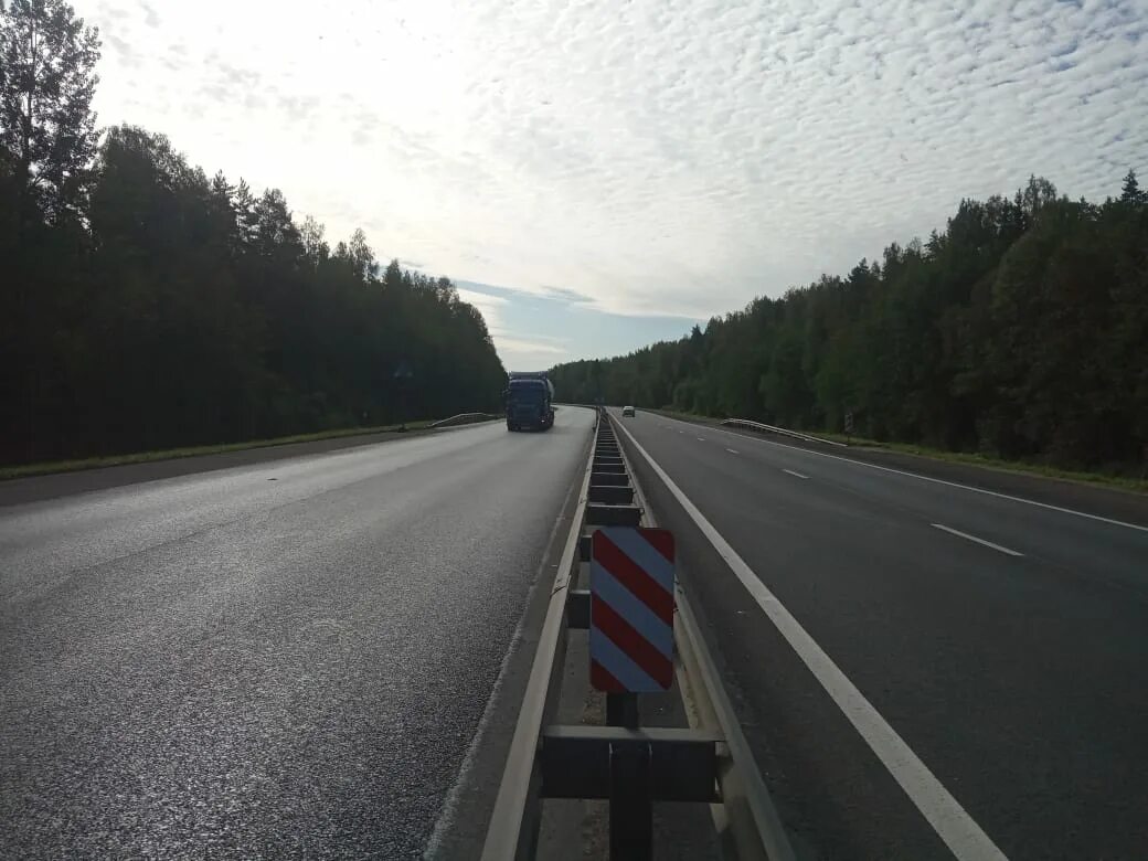 Дороги на валдае. Грузовик на трассе. Трасса м10 и м11. Трасса м10 новгородская область. М10 трасса зимой.