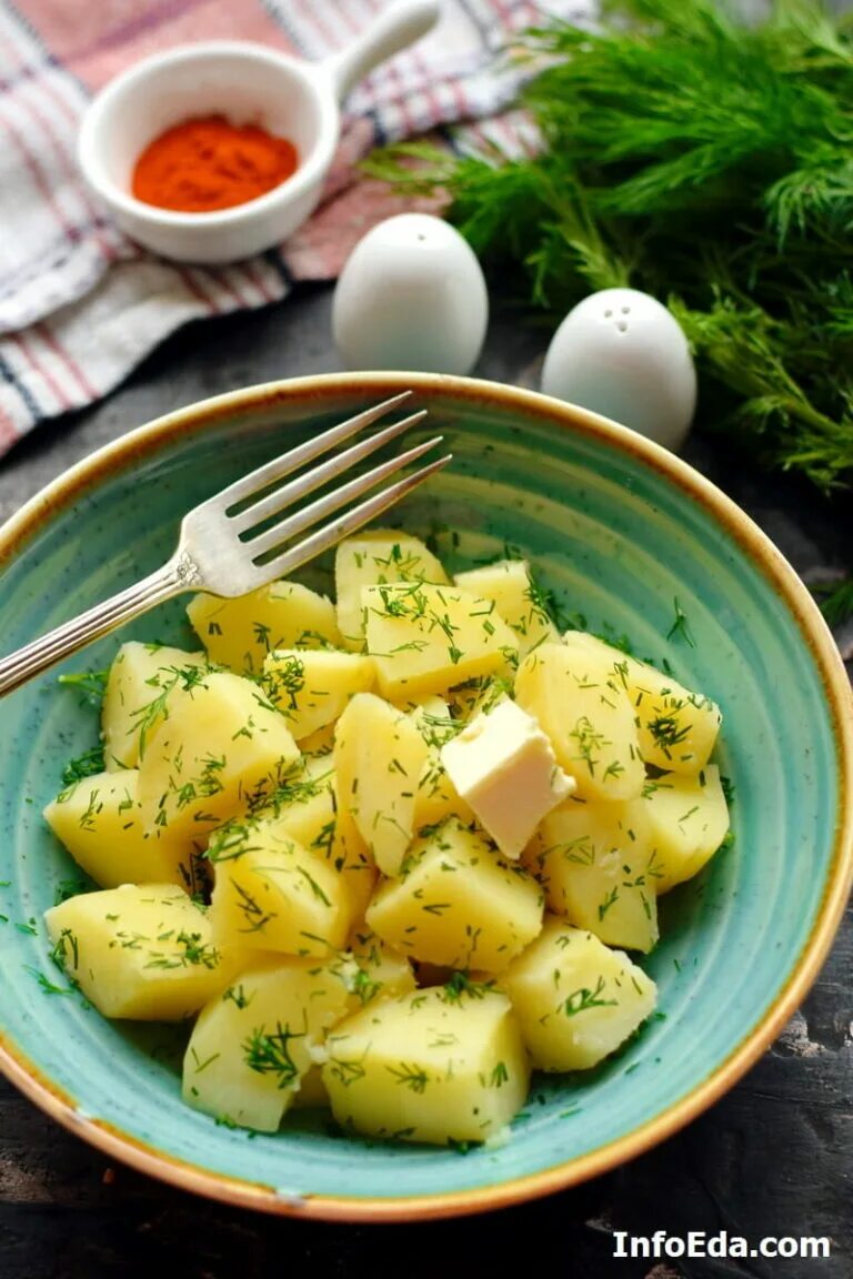 технология приготовления блюд из картофеля. отварной молодой картофель. красивая вареная картошка. отвар картофеля. картошка с зеленью.