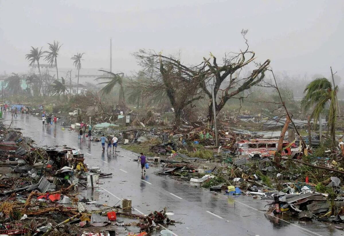 Тайфун Хайян. Филиппины 2013 Тайфун. Тайфун Хайян 2013. ЦУНАМИ Филиппины 2004.