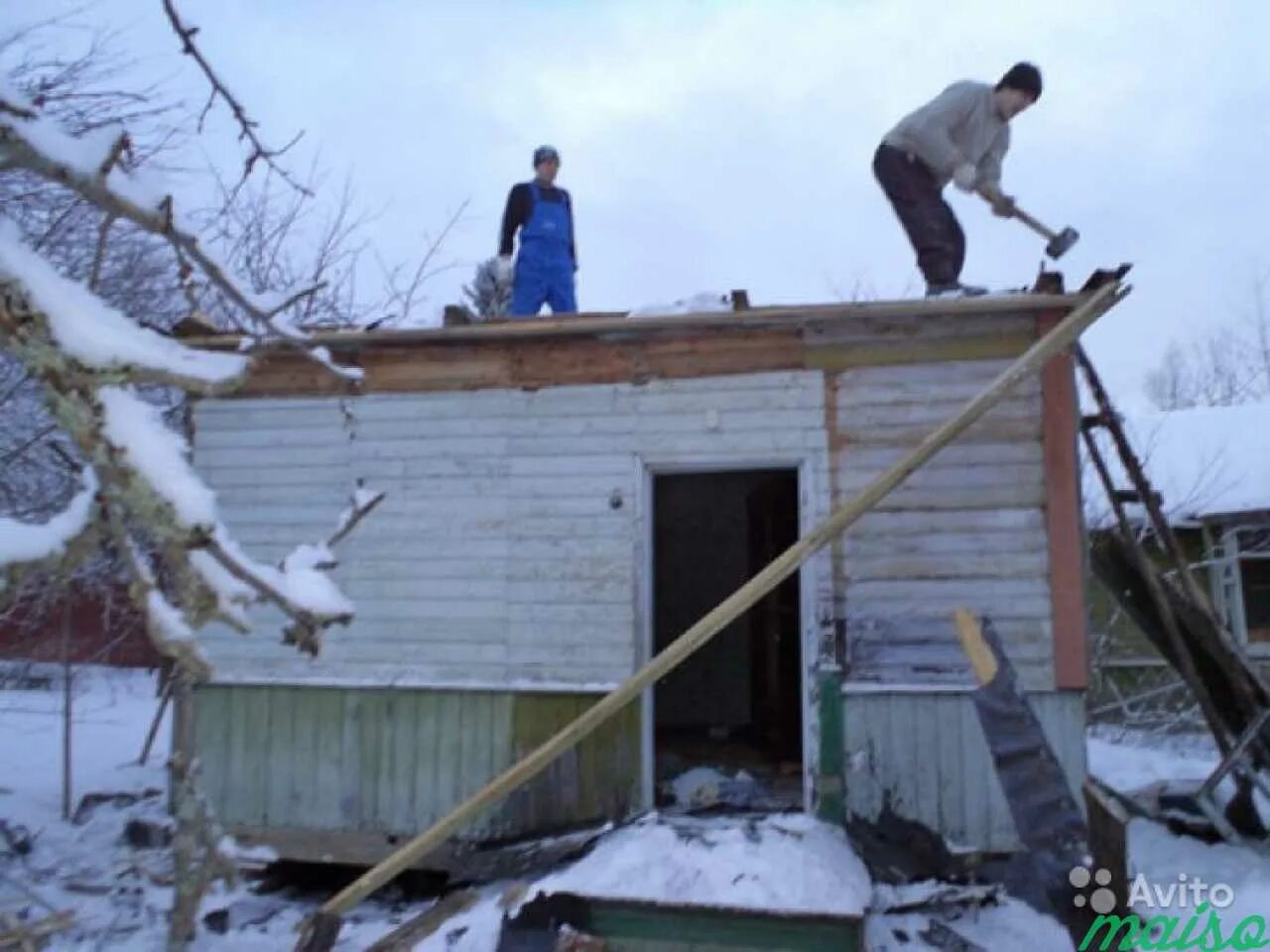 Разобрать и вывезти дом. Демонтаж дачных домов. Разбор домов Сараев. Демонтаж деревянного сарая. Демонтаж старого сарая.