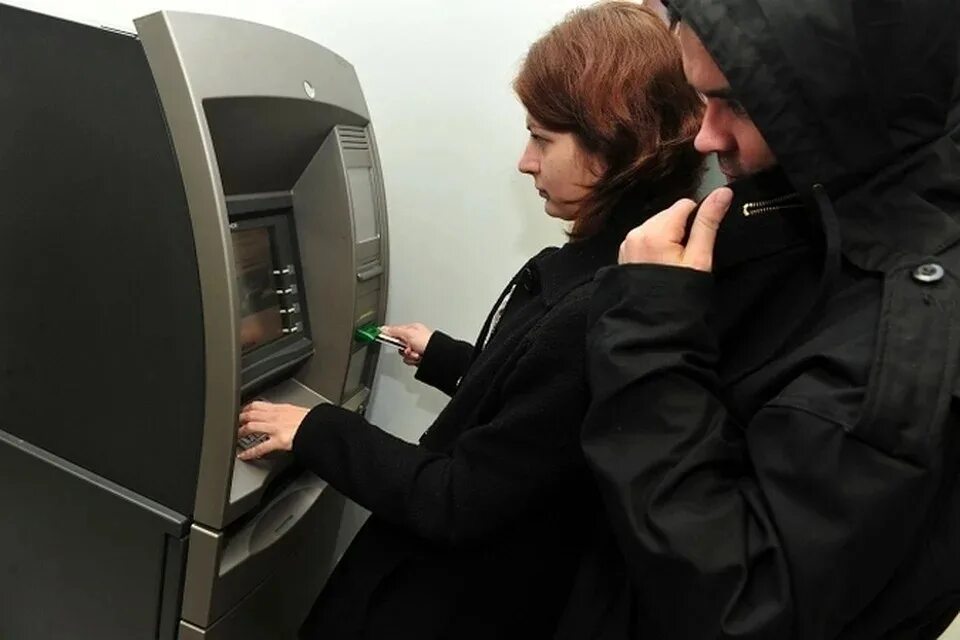 Мошенники Банкомат. Мошенничество с банкоматами. Человек у банкомата. Ворует деньги.