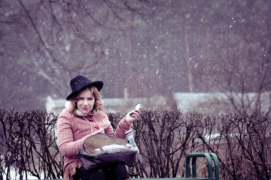 Свидание ожидание зимой одинокая девушка фото.