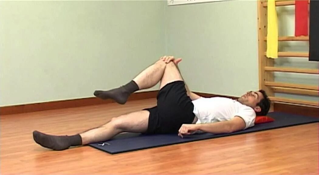 При артрозе суставов больше двигаться или лежать. Упражнения лежа для тазобедренного сустава. Пилатес для коленного сустава. Комплекс йоги для поясницы и тазобедренного сустава. Упражнения для тазобедренных суставах пожилых людей.