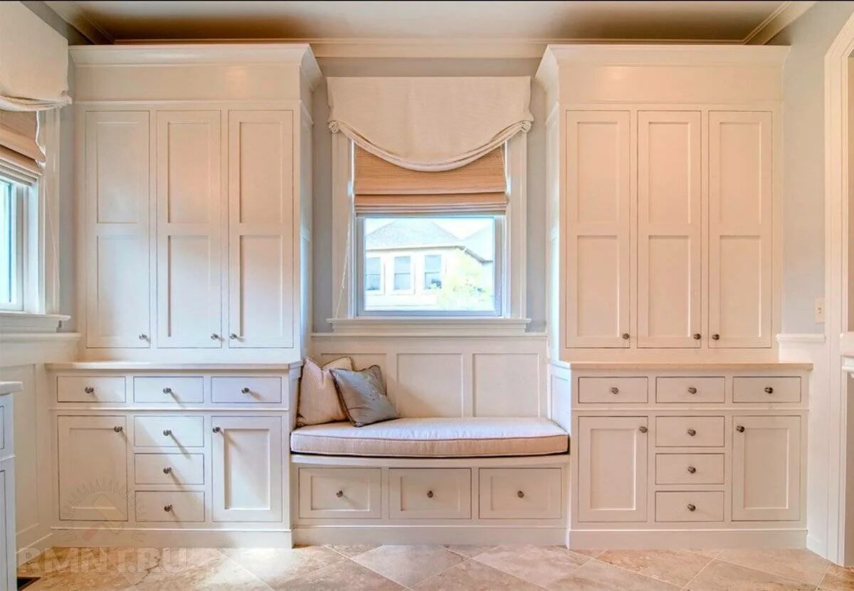 Книжный стеллаж у окна. Книжный шкаф вокруг окна. Шкаф вокруг окна икеа. Шкаф около окна. Дизайн окна со шкафом.