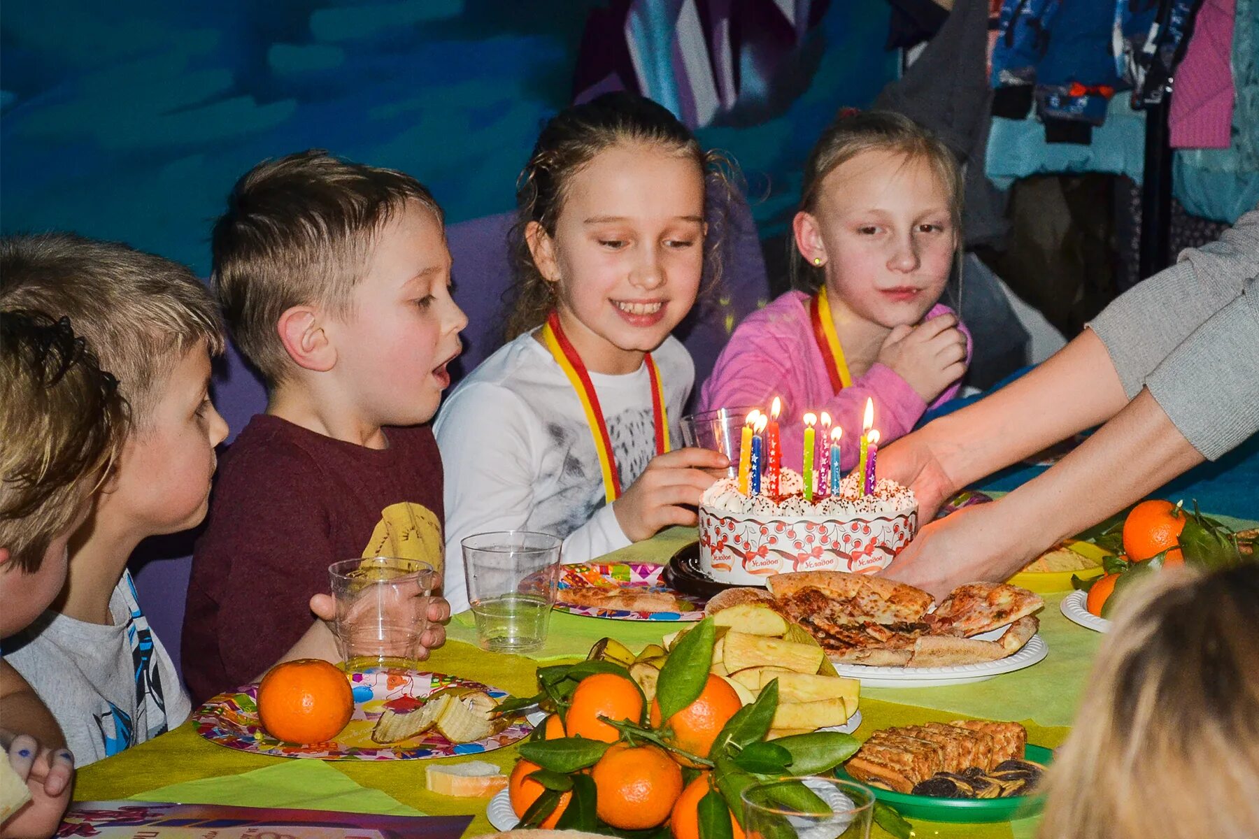 Где отметить день рождения ребенка в красноярске. Детский день рождения. Дети празднуют день рождения. Празднование др ребенка. Развлечения на детский праздник.