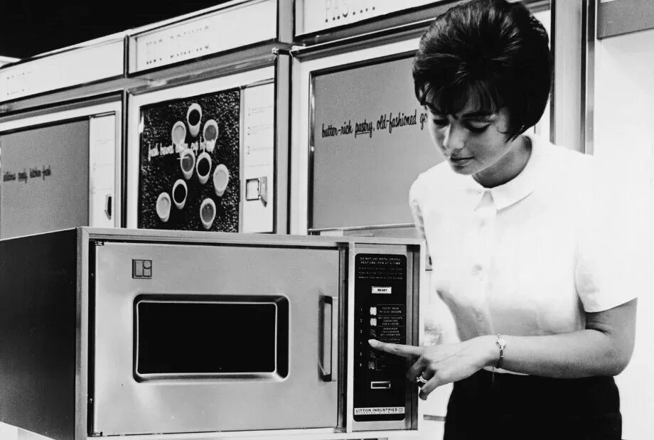 Старая микроволновка что можно. Первая микроволновая печь Sharp 1962. Первая микроволновая печь Перси Спенсер. Первая микроволновая печь 1945. Первая в мире СВЧ-печь «Radarange».