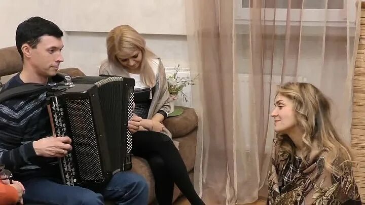 Песня слушать верю мама ансамбль калина. Верю мама верю. Лилия беседина верю мама верю. Верю мама верю ансамбль калина. Гулянье на улице болотова ансамбль калина.