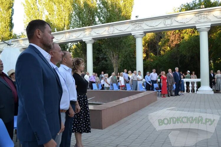 Слоган ко дню города. Праздники день города волжский. Памятник логинову в волжском. День города волжский 2017. День города волжский.