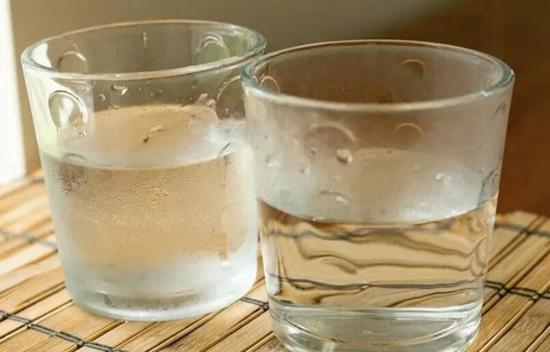 1 2 стакана теплой воды. Горячая вода в стакане. Стакан с горячей и холодной водой. Стакан теплой воды. Теплая вода.