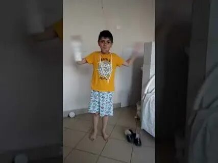 Мальчик танцует под