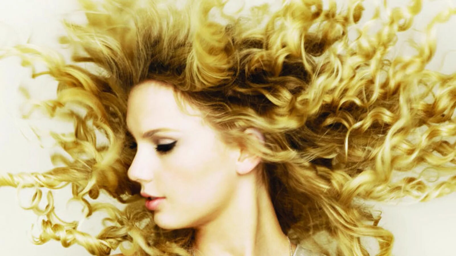 Ветки золотистые что кудри завила. Swift Taylor "Fearless". Taylor Swift - Fearless (2008). Тейлор Свифт 2008 Fearless. Тейлор Свифт с кудрями.