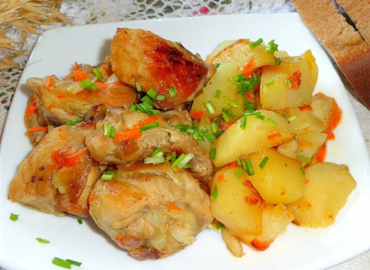 Курица с картошкой. Курица с картошкой в казане. Тушеная картошка с курицей. Картофель тушеный с курицей. Картофель тушеный в казане