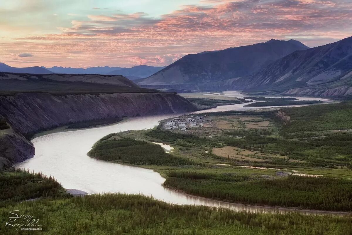 Устье яны. Исток реки индигирка на карте россии. Индигирка река реки якутии. Река индигирка исток и устье на карте. Индигирка река реки якутии.