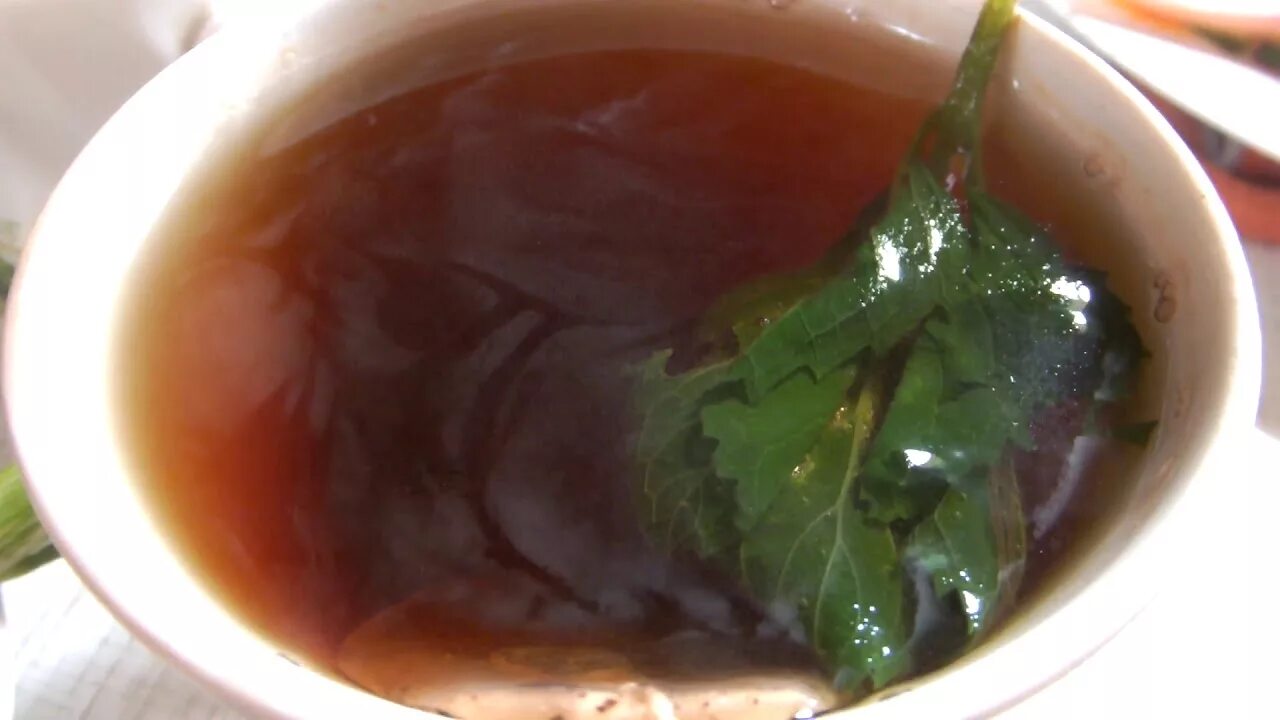 Пленка на остывшем чае. Белая пленка на чае. Чай с пеной. Пленка на чае. Пленка в чае радужная.