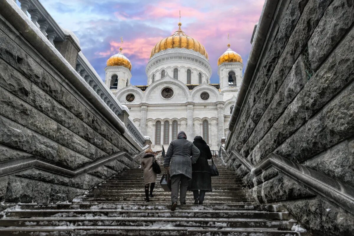 Люди идут в Церковь. Православие дорога к храму. Человек перед храмом. Очень красивый храм и человек. Храм дорога жизни