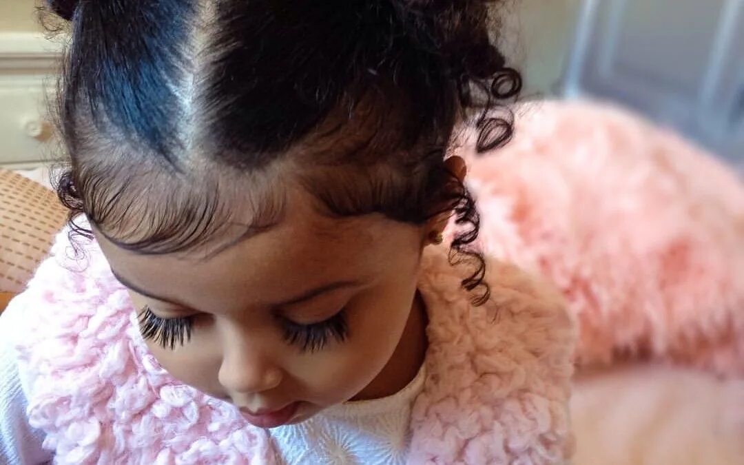 Малыш с длинными ресницами. Дети с красивыми ресницами. Красивые армянские дети. Девочка с длинными ресницами. Дети с красивыми ресницами.