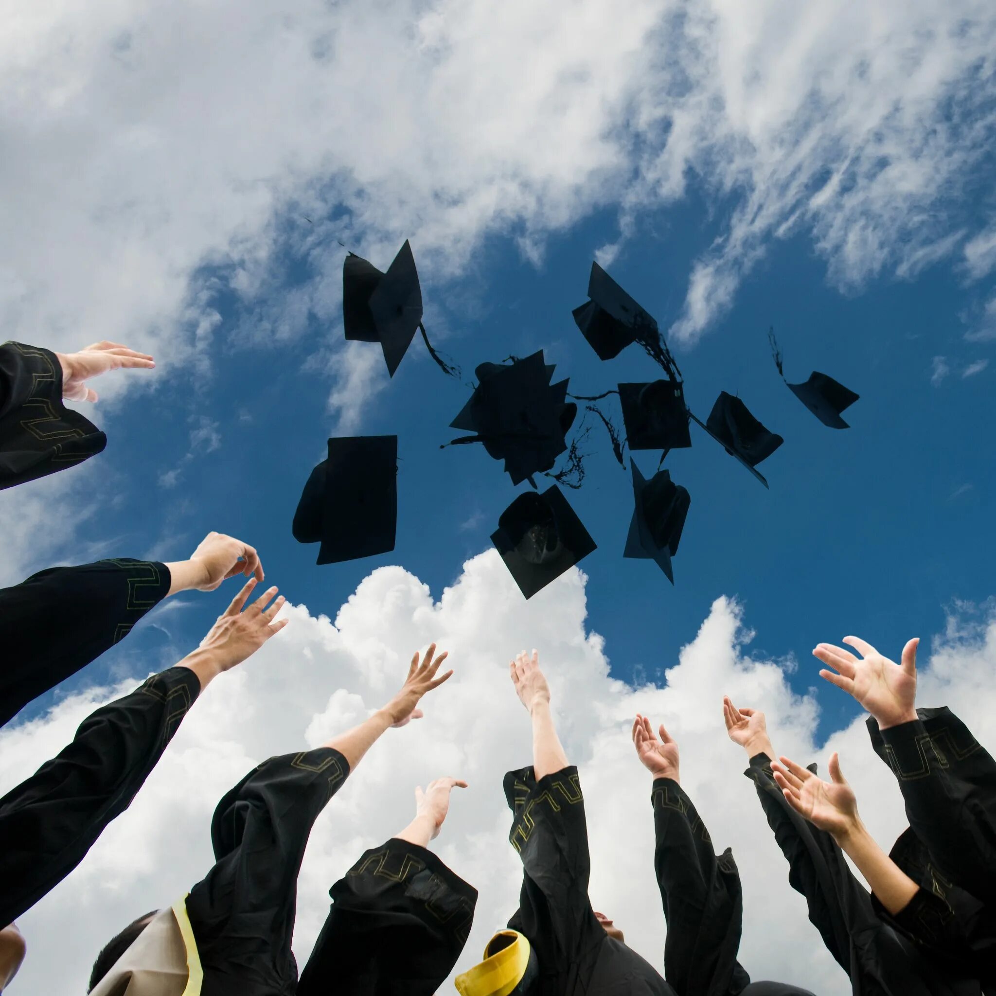 Открытка выпускнику вуза. Выпускники подкидывают шапки. Выпускники кидают шапочки. Летят окончание. Корень как в слове.